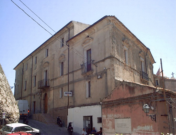 Bibblioteca e Palazzo Comunale di Crucoli (KR)